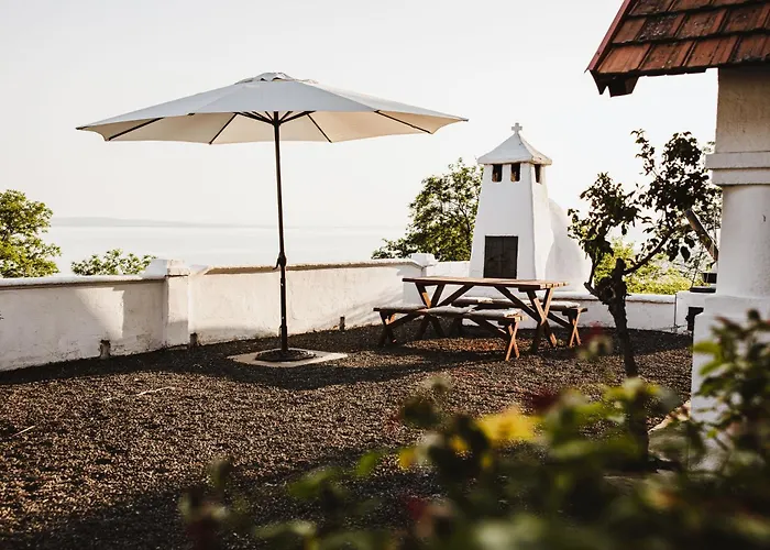 Rafi Vendeghaz דירה *